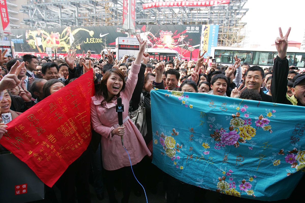2008年3月11日,中国北京,王府井书店门前广场,众多群众观看大屏幕转播