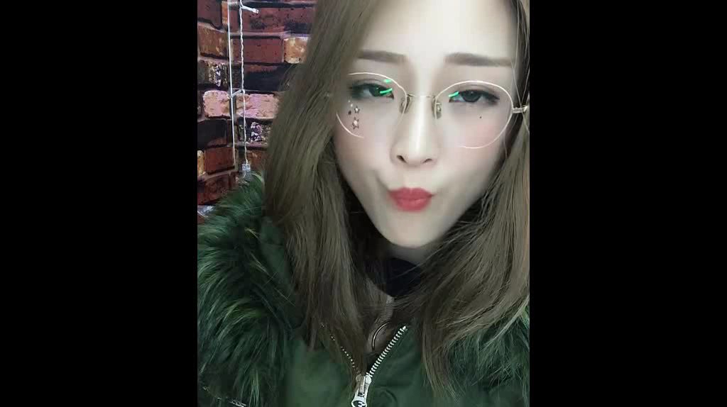 舌头舞我只服这个美女,还能做出鲍鱼的形状!