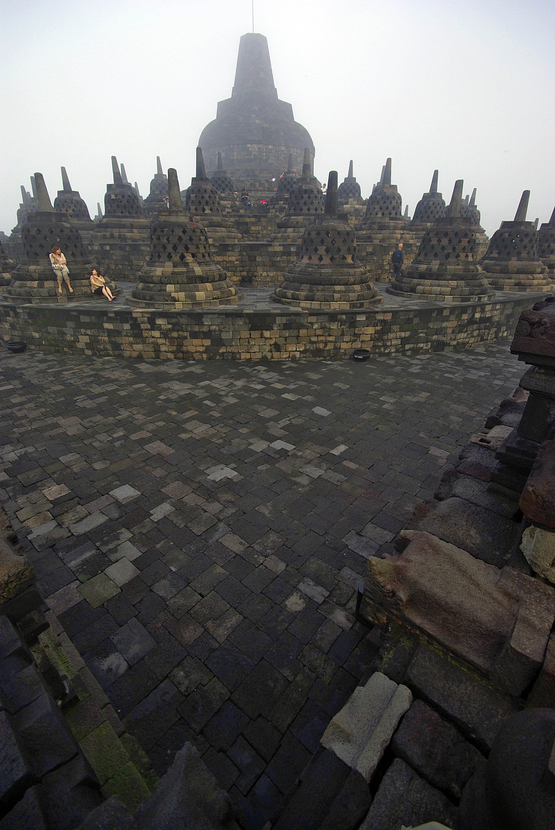 以 印尼文化的传统性多元性与宗教为题写一篇1200字文章