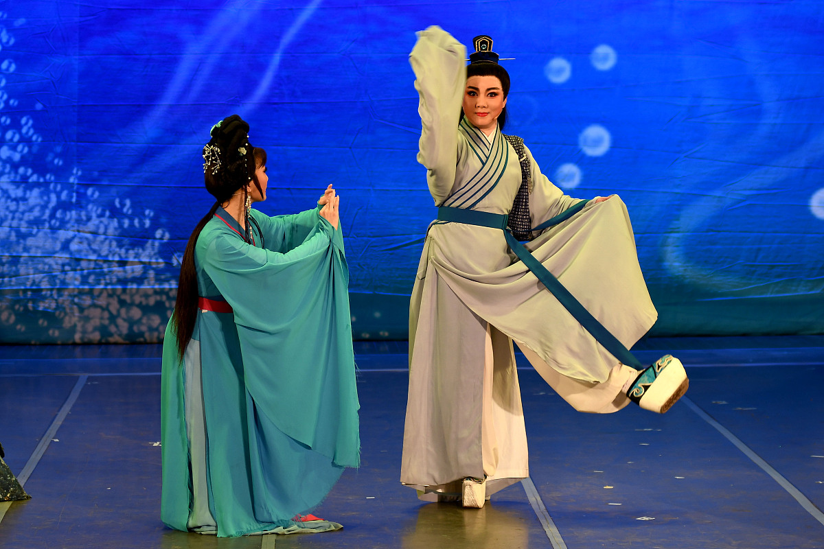 无情女主的爱情：夏霜的刻薄与真情