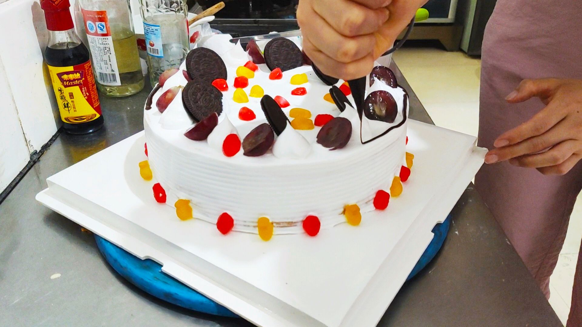 媳妇化身蛋糕西施做了一个蛋糕给外公过生日,这蛋糕做的怎么样?