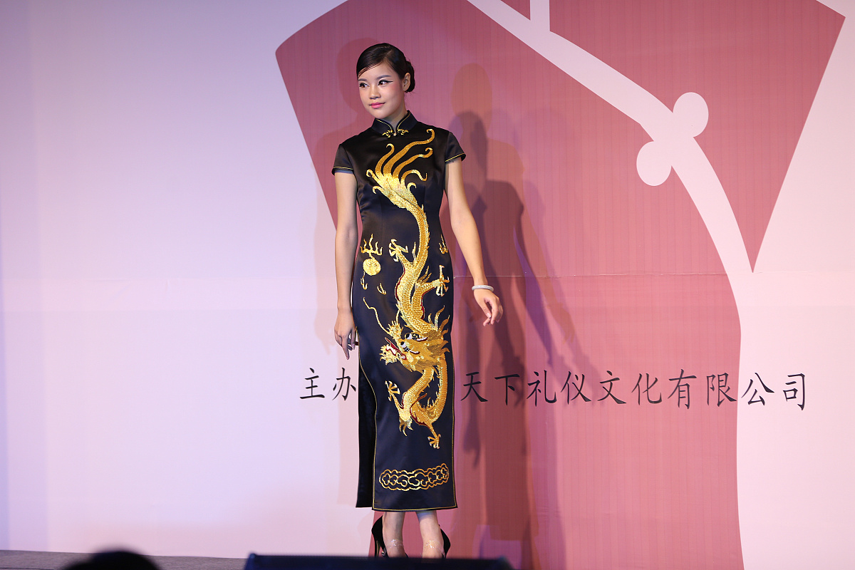 帮我写3条旗袍走姿文案