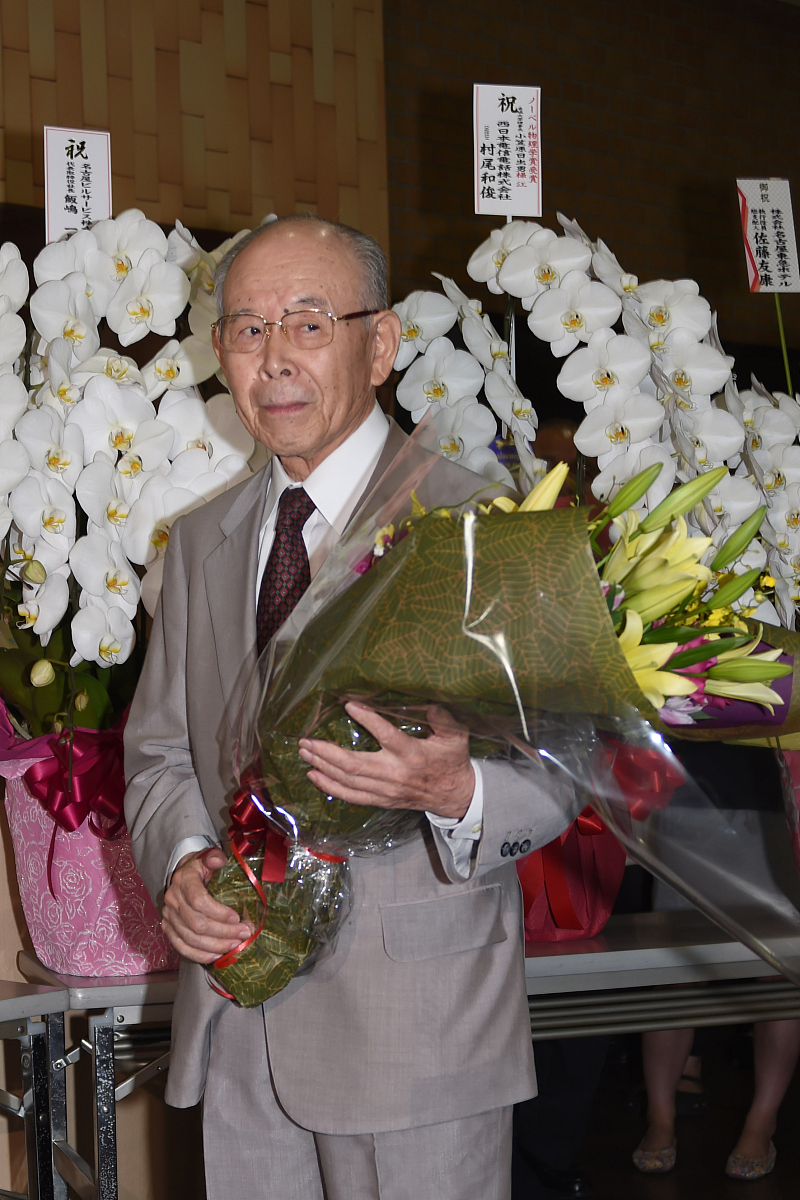 当地时间2014年10月8日,日本名古屋,2014年度诺贝尔物理学奖得主赤崎