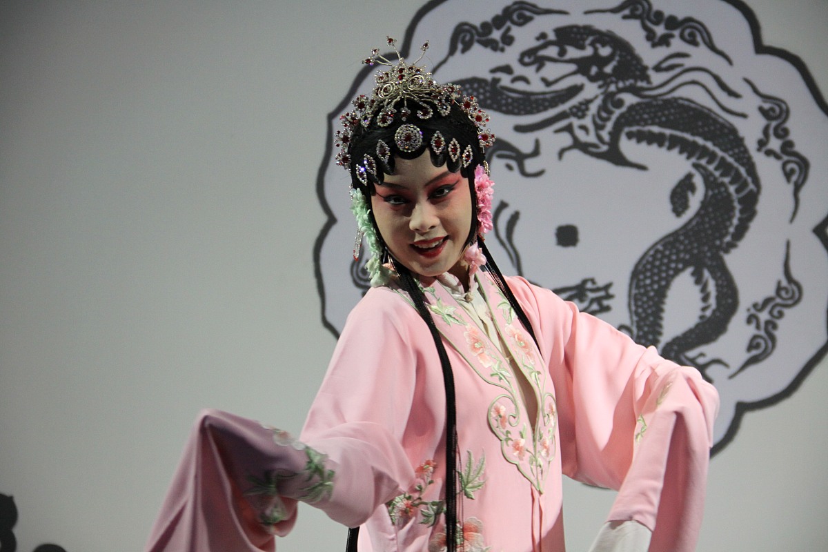 2010年5月1日,上海世博会开园,在中国省市区联合馆内也是人头攒动.***