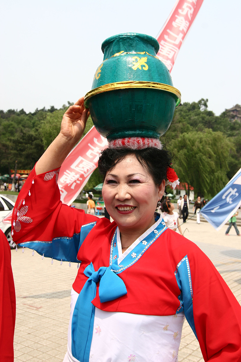 2008年6月9日,吉林市北山公园,朝鲜族老人在吉林市第七届朝鲜族民俗文
