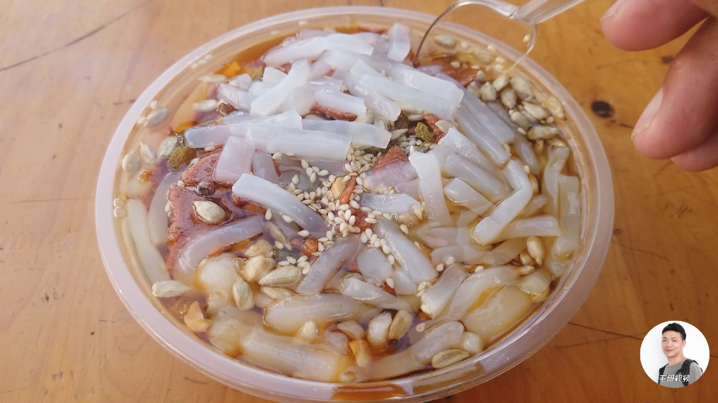 四川江油:大姐街头卖凉虾,5块1碗,一天卖两三百碗,月入上万