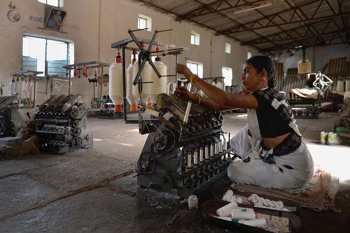 Java 员工类实现：计算工资并显示员工信息