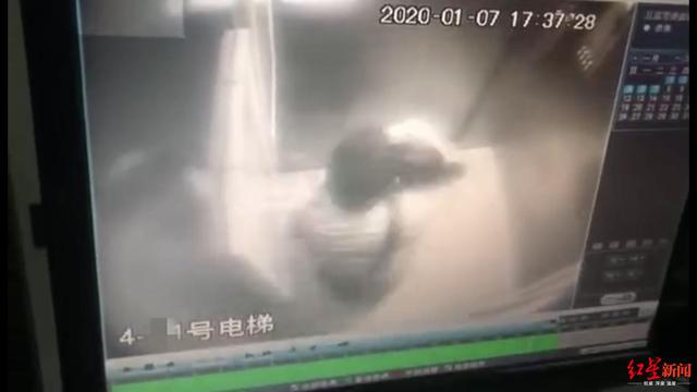 女业主电梯内遭陌生男子捂嘴勒脖