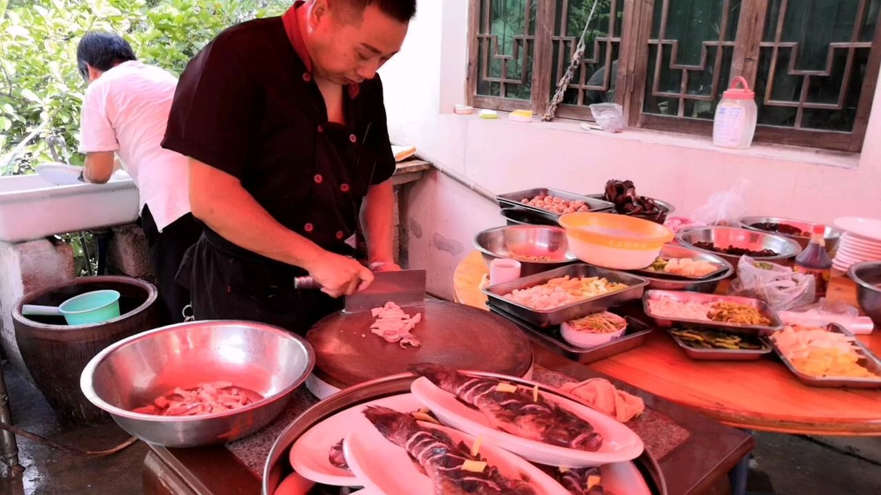 浙江绍兴农村宝宝满月酒,乡下大厨教你如何摆盘龙虾青蟹