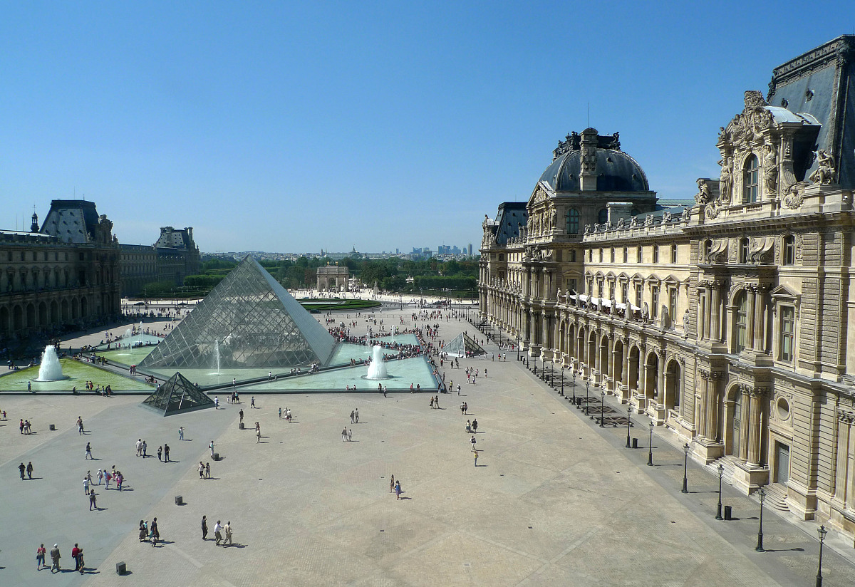 写一段类似下面的玻璃的历史背景介绍根据研究材料可知小亚细亚海周围地方和它的南部海岸以及黑海是最早的葡萄种植区科威特叙利亚小亚细亚伊拉克波斯等地区在7000多年前就开始种植葡萄了据记载葡萄的栽种培育共经过野生葡萄的采集和培养驯化两个重要阶段葡萄从鲜为人知到普及各国旅游者和移民起了极大作用他们将驯服好的葡萄带到自己的国家并将其种植培育。栽种的葡萄为葡萄酒的出现提供了原料来源在古遗迹中被发现在公园前的6