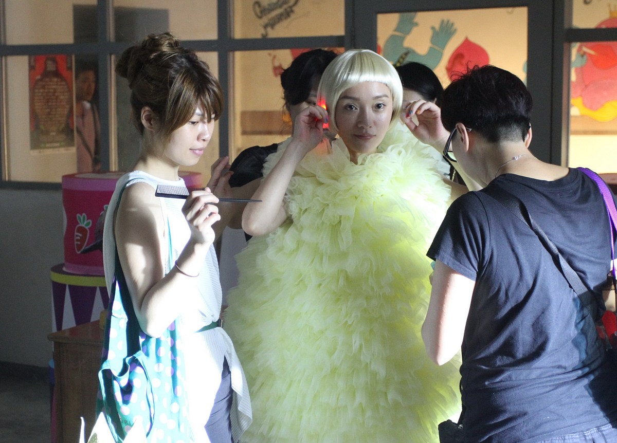 2012年6月29日,北京,微电影《i know u》在北京后海的床吧热拍.***_**