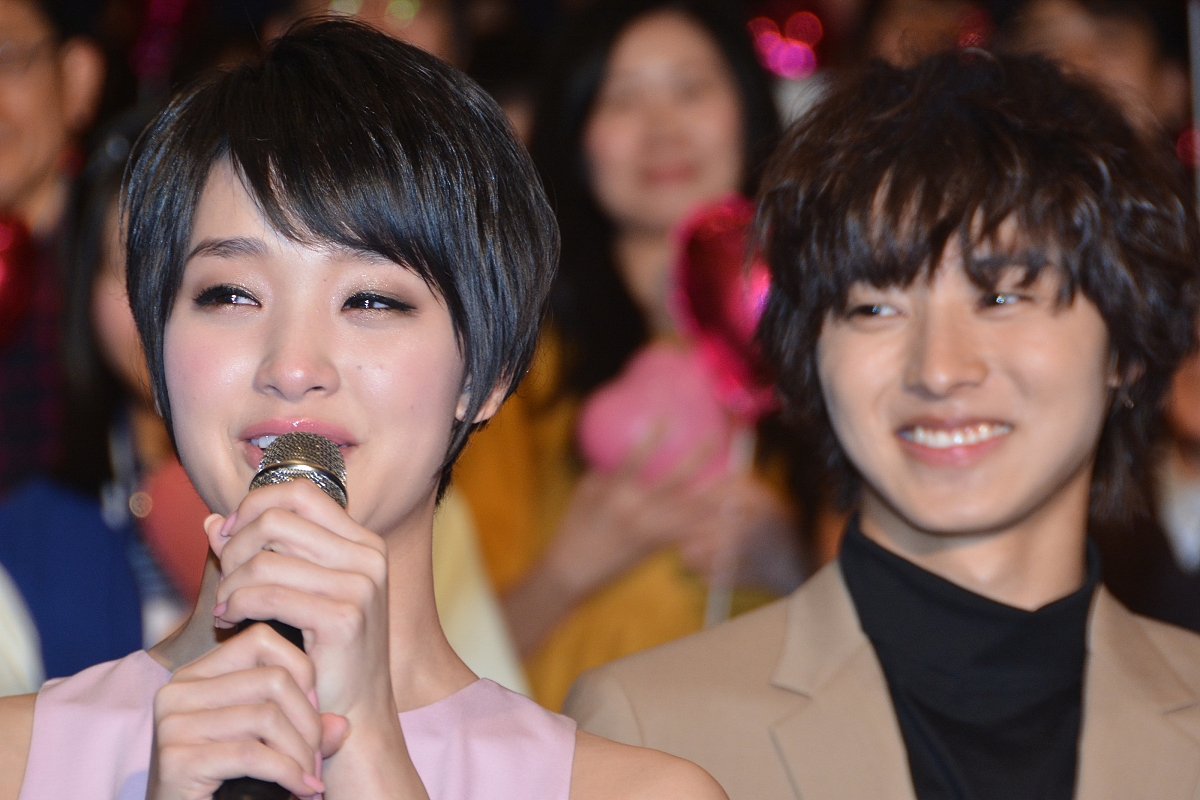 2014年04月12日,东京,电影《l·dk》首映礼.***_***山崎贤人(右),刚力