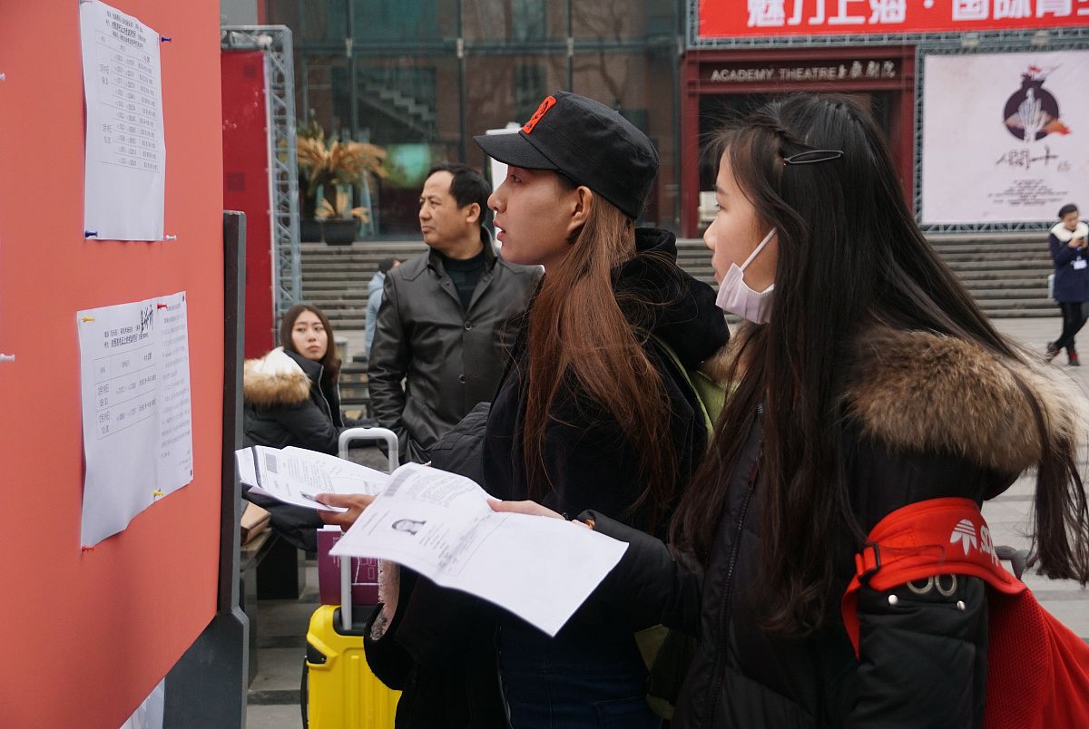 帮我写一个网站招生宣传网站html简单一点加css要能跳转到下属学院两个即可