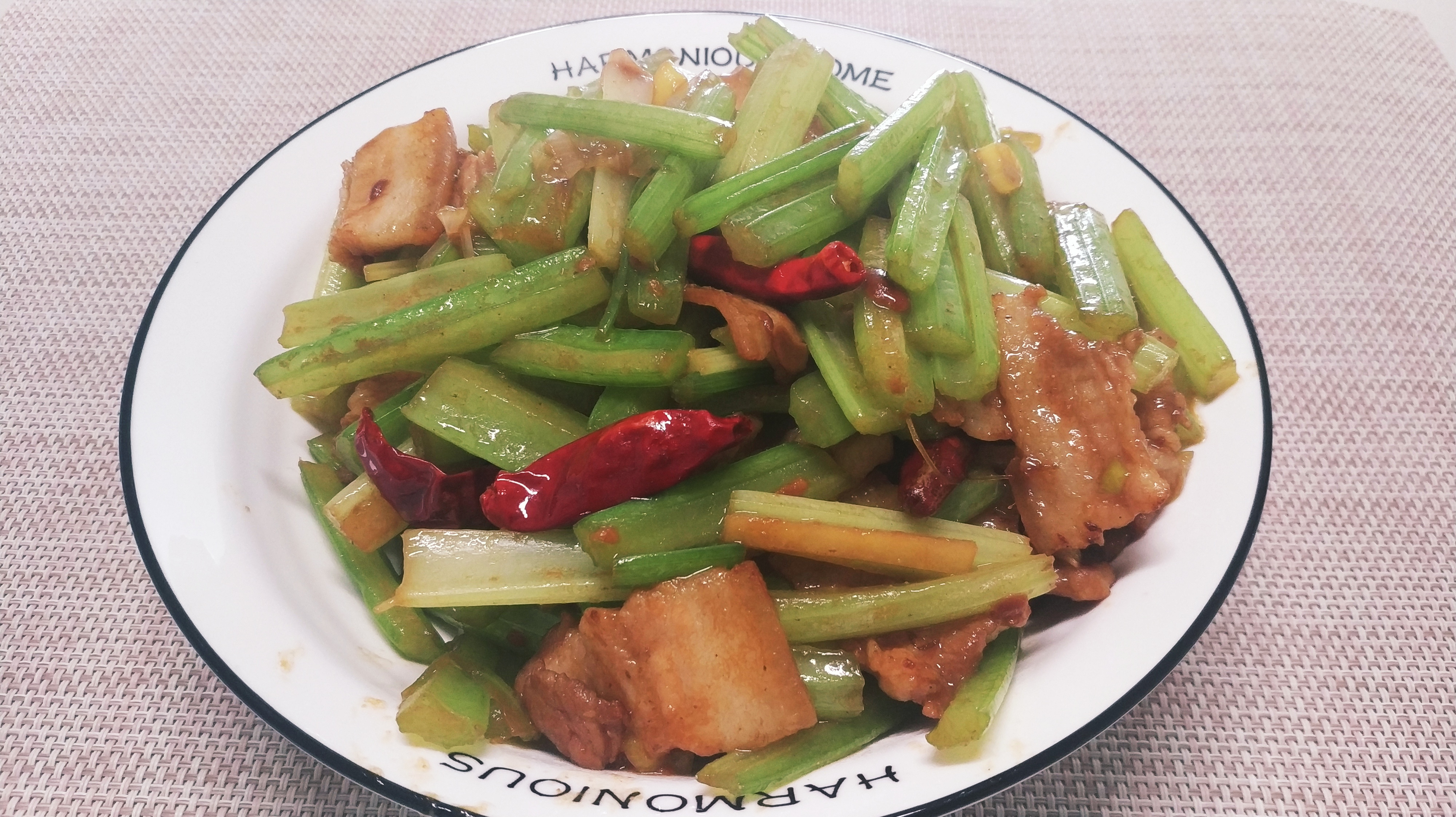 一把芹菜一块瘦肉,这样做出来的芹菜最解馋,口感爽脆,肉香四溢