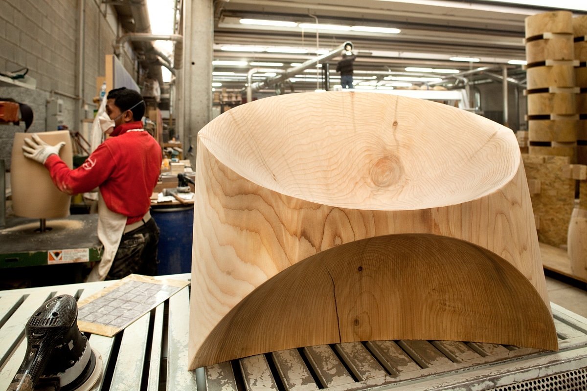 甲醛是一种有机化学物质常温下是无色气体且有刺激性气味易溶于水。甲醛是原浆毒物质能与蛋白质结合所以甲醛的主要危害为对皮肤黏膜的刺激。对上面句子换一种说法