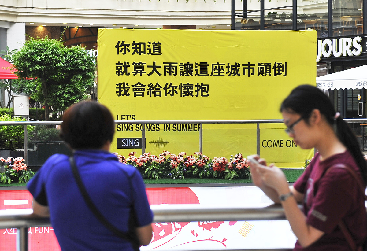 寻找爱情歌曲：'i want the attention form you and your pretty brown eyes get you by my side'歌词