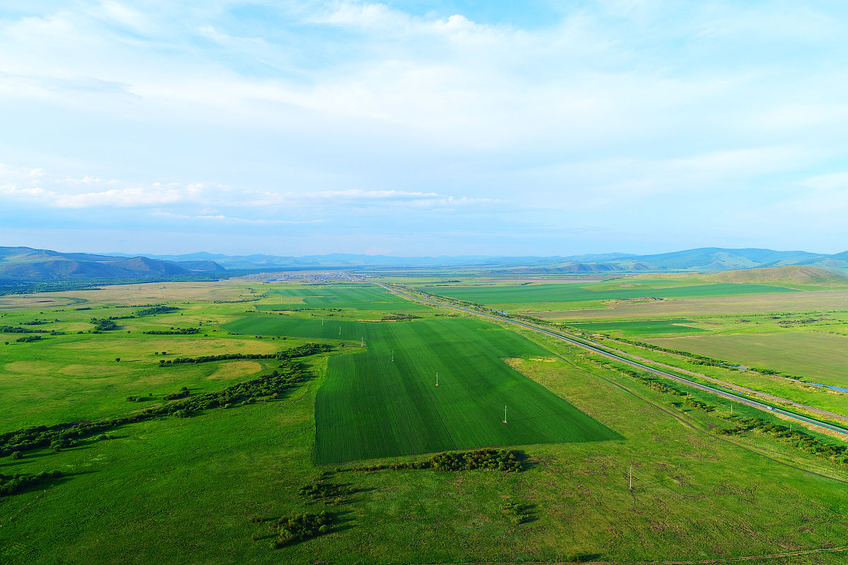 2019年6月25日,航拍内蒙古额尔古纳山区地理风光,辽阔原野,绿色田野农