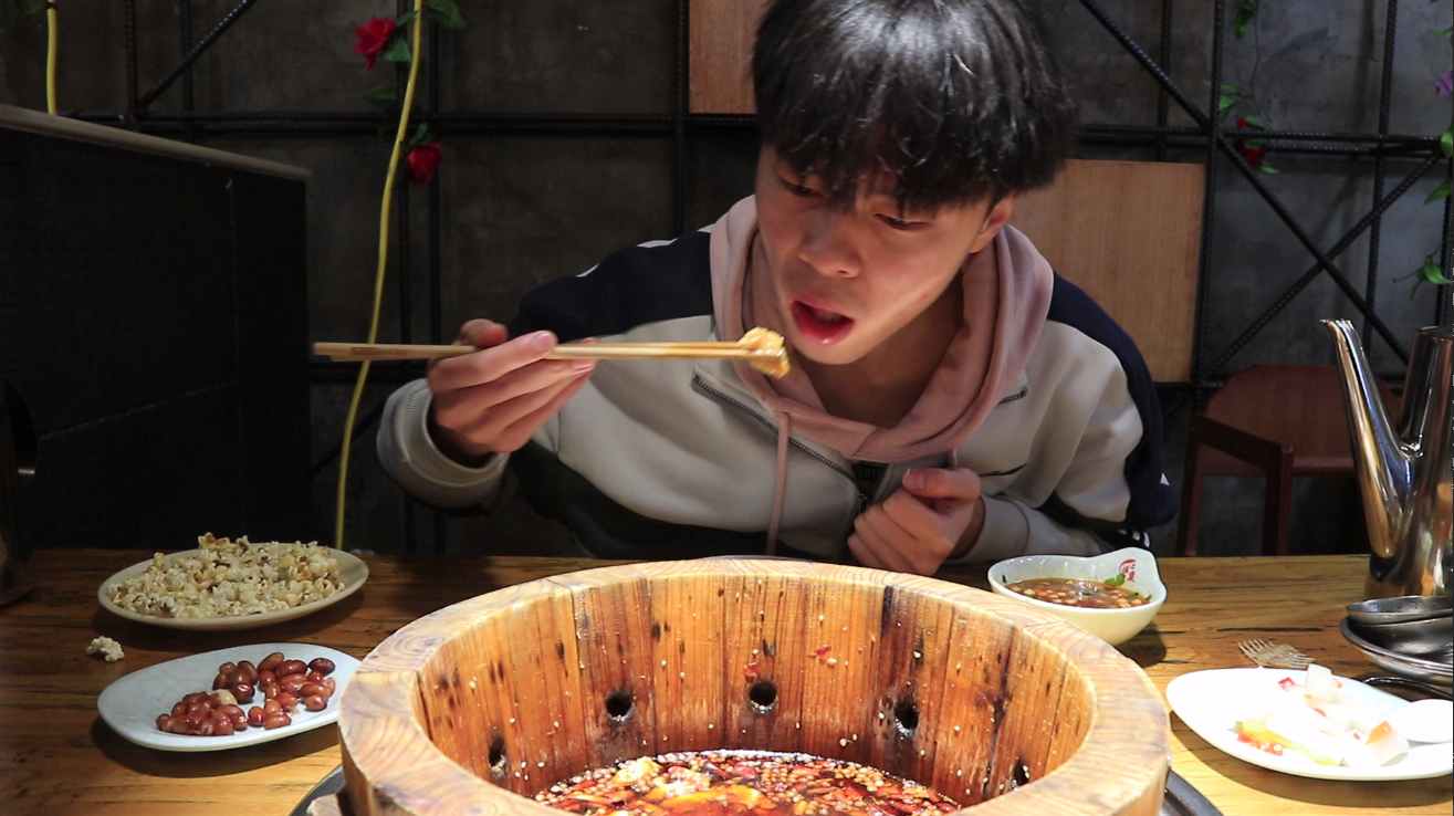 自己去尝试椒麻木桶鱼,一条鱼124块钱,上边一层辣椒麻椒