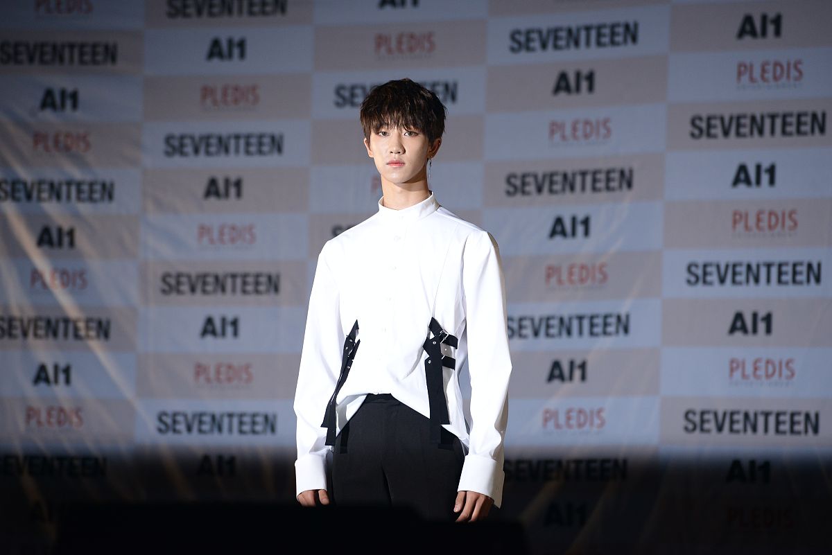男团seventeen在举行了新专辑《al1》showcase.在当天showcase最后,se