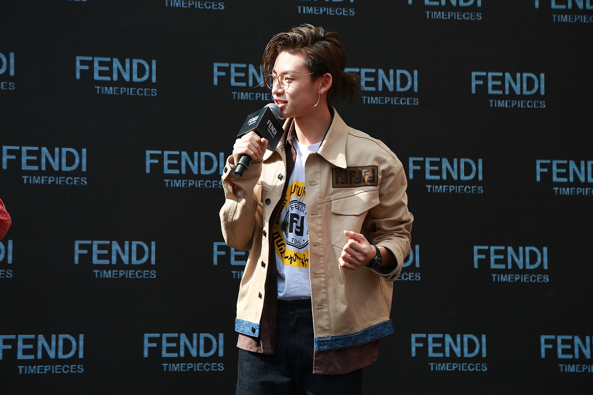 swag boy!nine percent成员小鬼首剪彩  脸庞稚嫩身材瘦削似偷爸爸衣