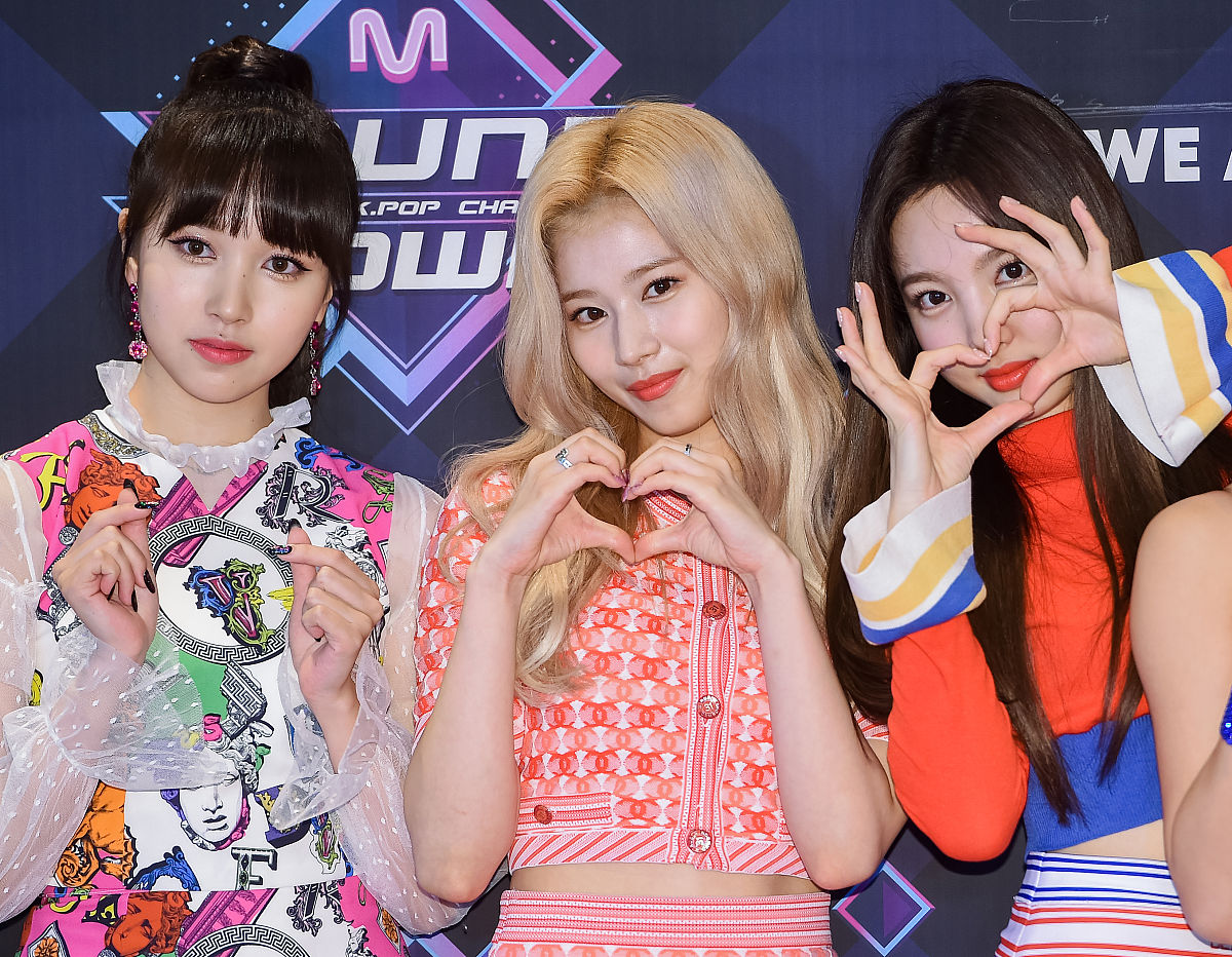 2019年4月25日,首尔,明星参加《m倒计时》节目彩排.mina, sana, nayeo