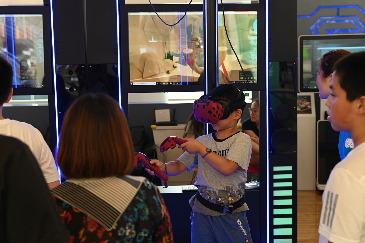 概括一下这段话：通过对测试用户数据的进一步分析发现几位参与此次测试的儿童测试分数均值在252分见表6-4。从单项来看游戏视觉与游戏情境得分都较高说明虚拟情境的创设使儿童的沉浸度较高具有较好的视觉与情境体验；而且游戏内容与知识获取这两项分数也有较为不错的反馈说明通过VR教育游戏的形式能够较好地传播儿童防性侵知识等。通过用户调查法等方式进行游戏的可行性测试与游戏教学效果的反馈分析包含用户调查问卷以及用