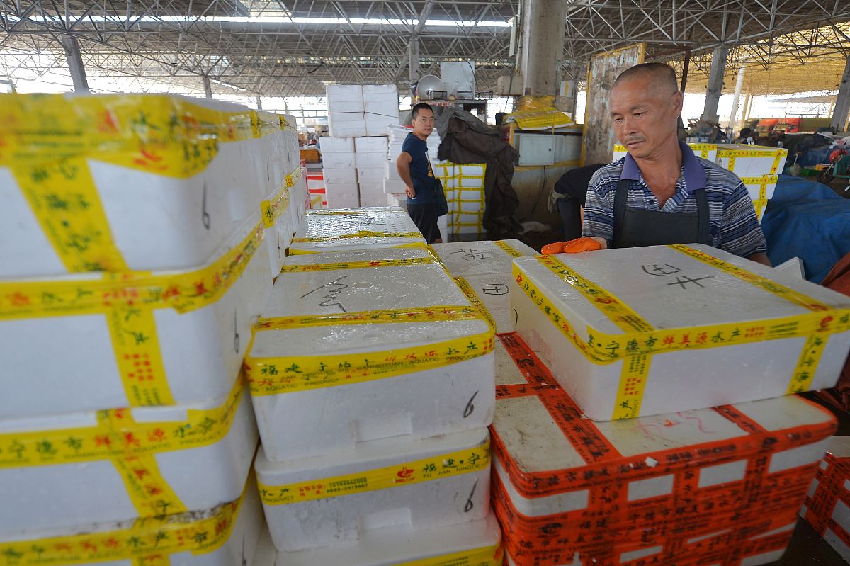 2019年9月10日,经营业户在青岛市城阳区水产品批发市场装运海鲜.