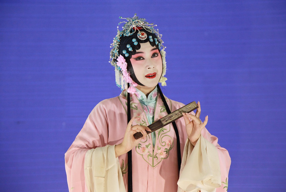 ***_***2013年09月19日,江苏省南京市,昆曲演员单雯(饰演杜丽娘)在表
