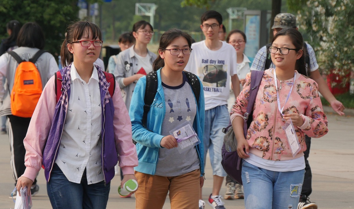 大学生母校回访实践活动给高三学生们分享经验 过程进行描述