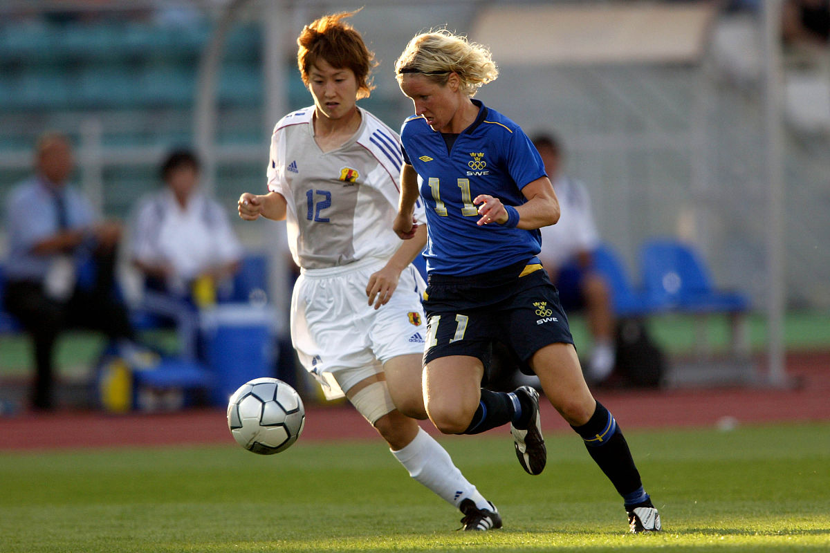 sweden's victoria svensson (l) and japan's yasuyo yamagishi (r) 