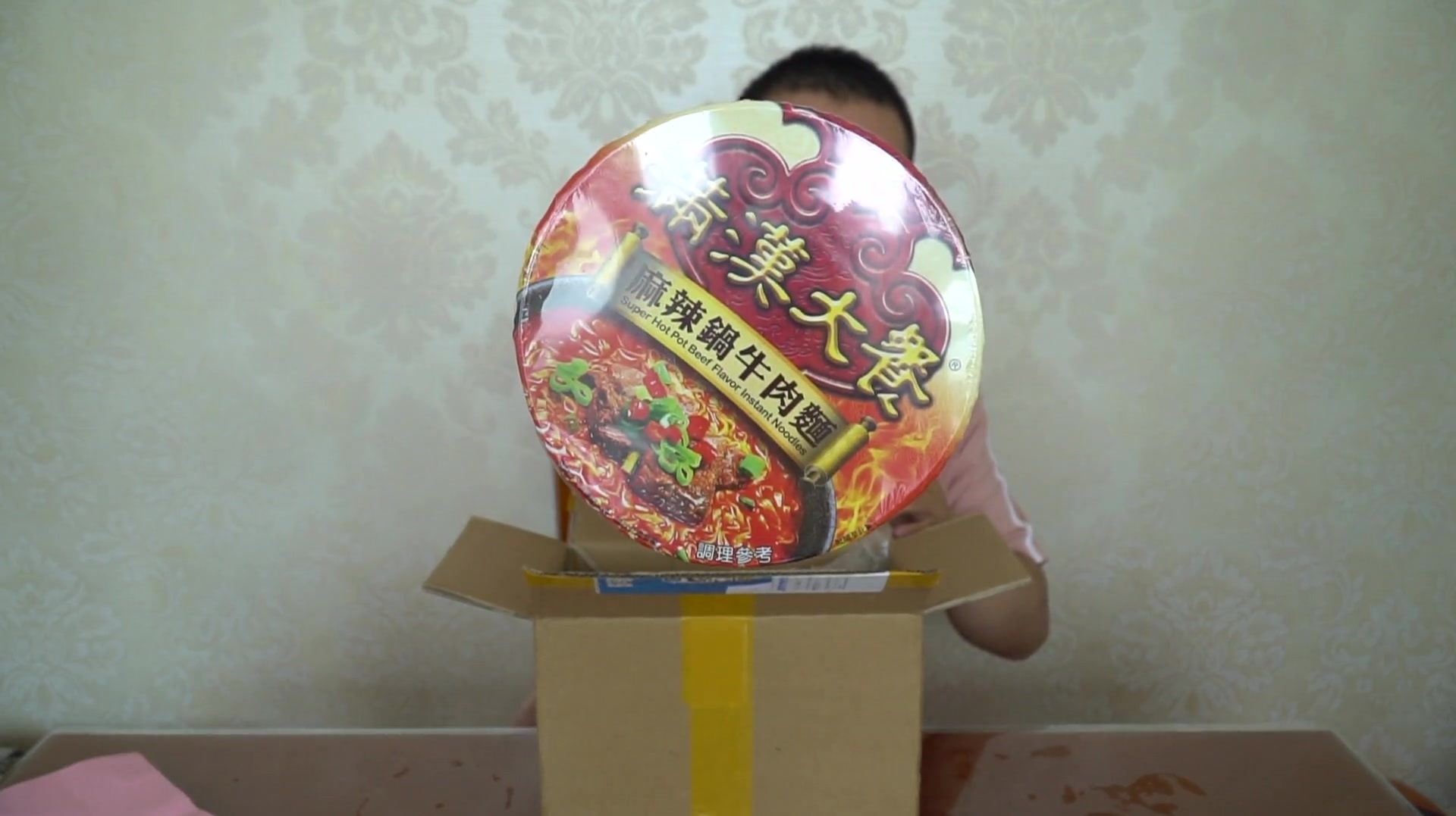 全网最贵泡面满汉大餐,对比康师傅红烧牛肉面,10倍差价值不值?