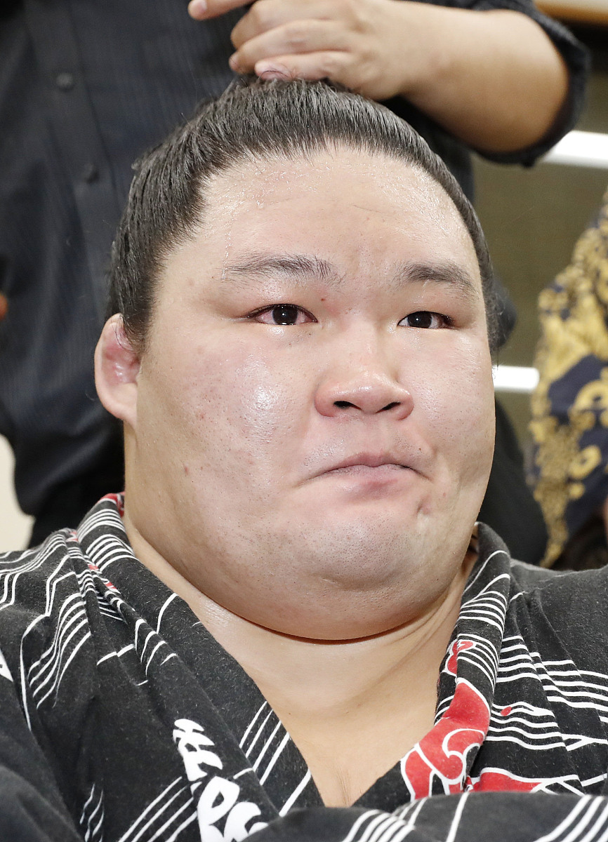 2016年9月24日,日本东京,2016日本天皇杯相扑锦标赛,"重量级较量"选手