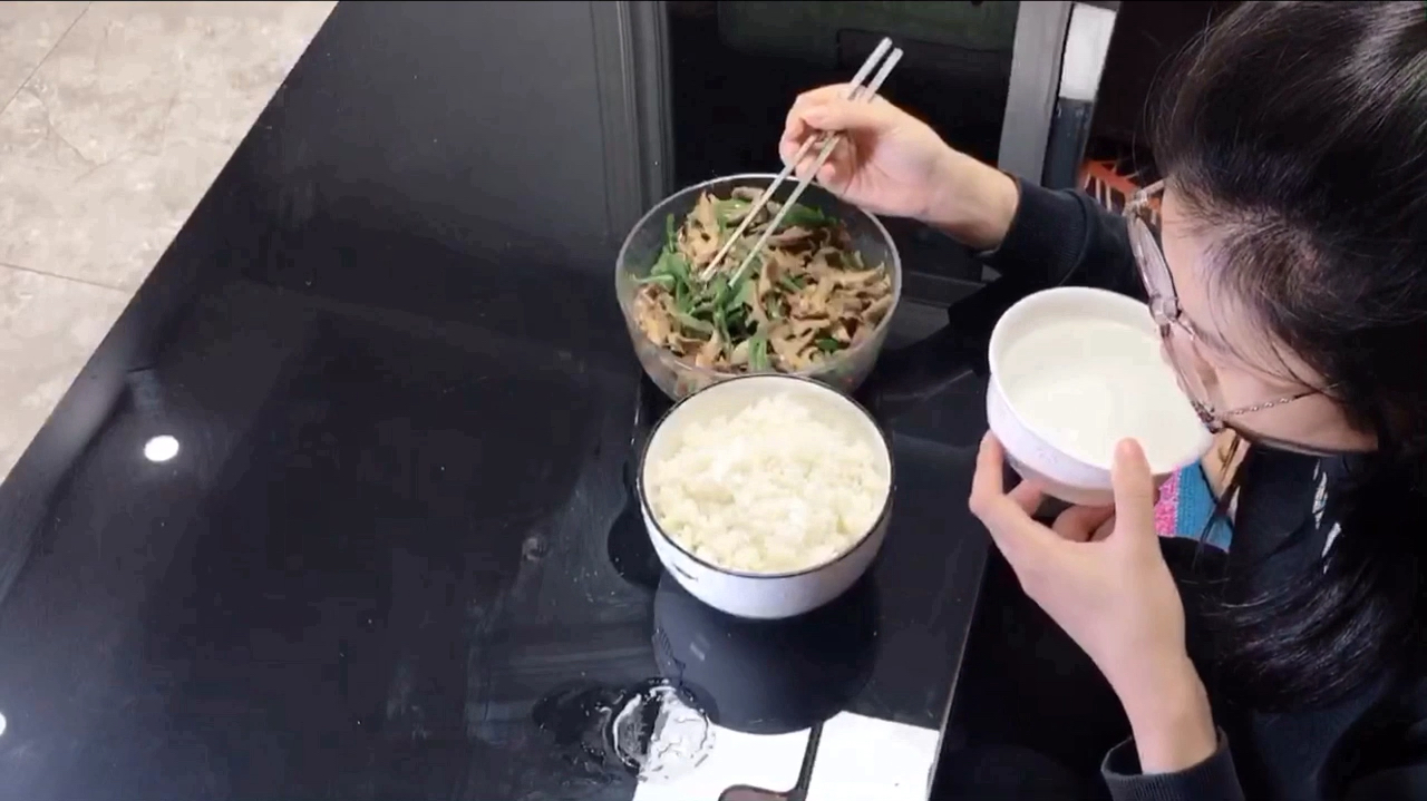 小姐姐加班回家饿坏了 辣椒炒香螺 搭配一大碗米饭 才吃饱