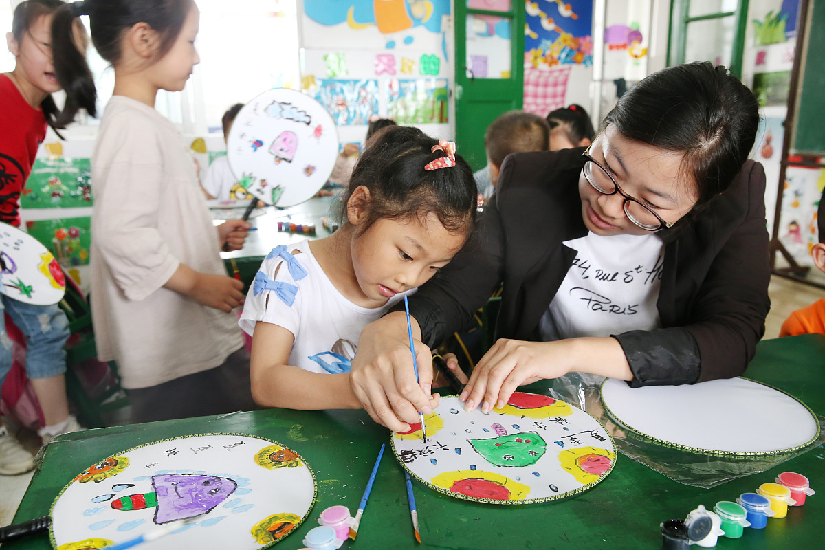 幼儿美术课程角色游戏实践研究中期汇报撰写指南