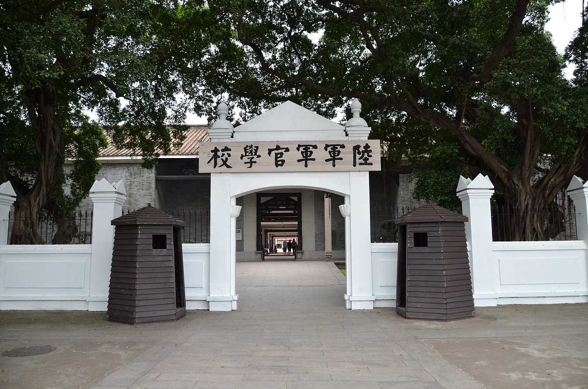 跟着讲解员了解到保定自1902至1911年先后创办了学堂14所学堂共有3000余人使保定成为全国最大的陆军训练基地。北洋政府成立后于1912年在保定原有的基础上创办了陆军军官学校这是中国近代史上第一所规模最大、设施最完整、学制最正规、门类最齐全的军官学校。至1923年8月共办9期培养了各类军事人才6500余人其中成为国共两党高级将领的即达千余人所以有将军摇篮之美誉。展览通过图片、实物、文献展现了军