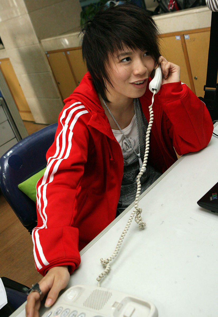 2007年4月16日,人气超女黄雅莉到西安《<strong>华商</strong>报》接听热线.