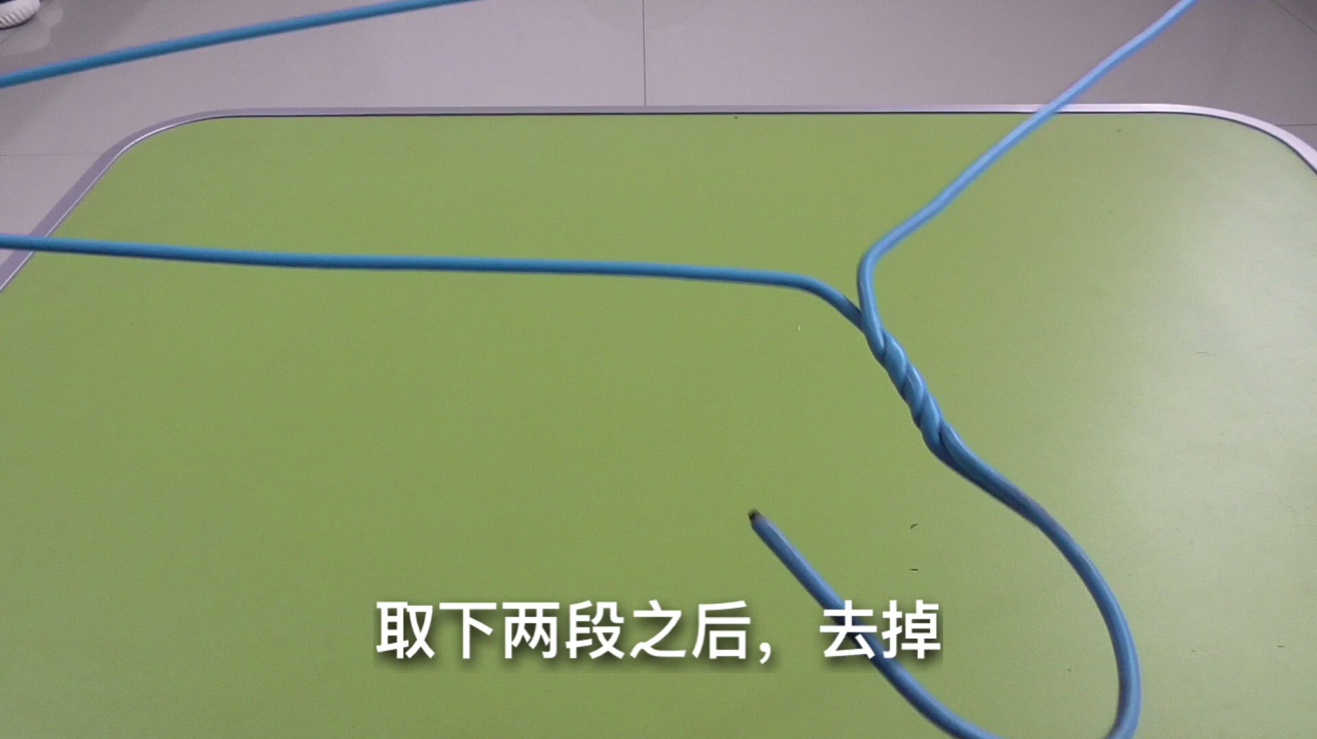 冬天草洞钓鱼不用愁,自制简单掏草洞钓鱼工具,方便省时不惊鱼窝