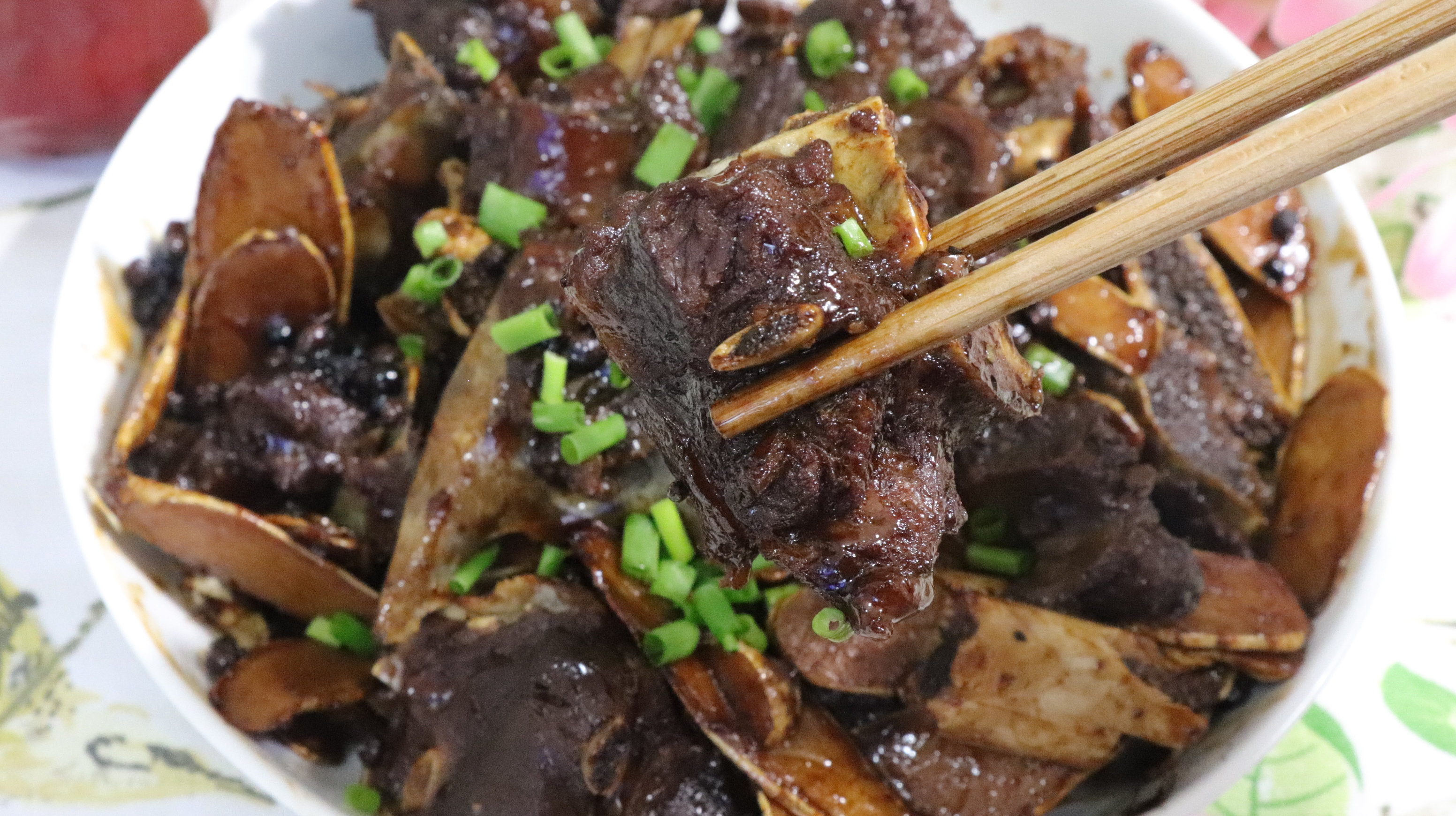 把啤酒倒进羊肉里,居然这么好吃,出锅后没一点膻味,全家都爱吃