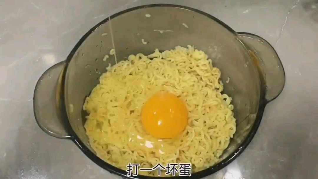 有钱人这样吃泡面,加个鸡蛋,看着流口水了!