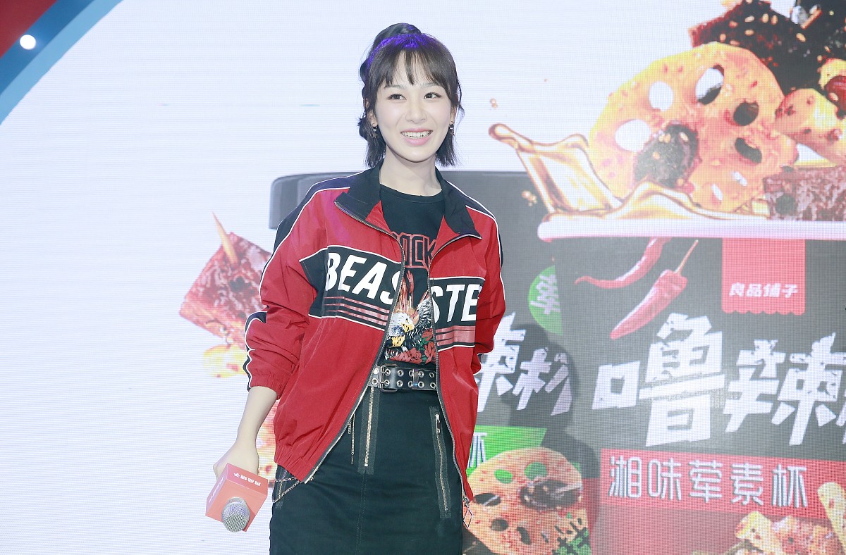 杨紫变朋克少女甜笑露醉人酒窝 与粉丝亲密互动羞涩展示舞技