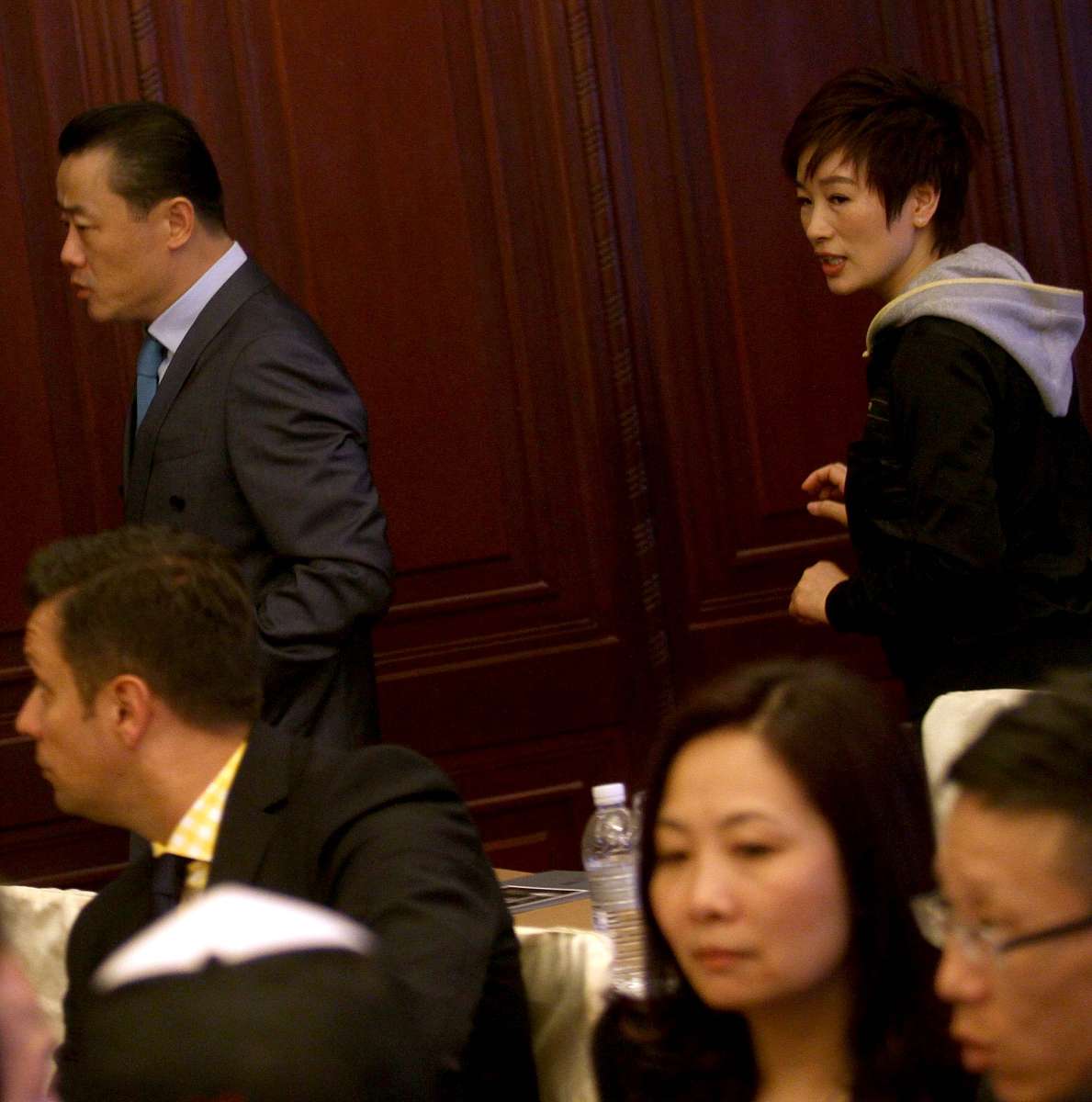 2012年4月9日,上海,久未露面的周立波与老婆胡洁搞笑现身锦江饭店用餐