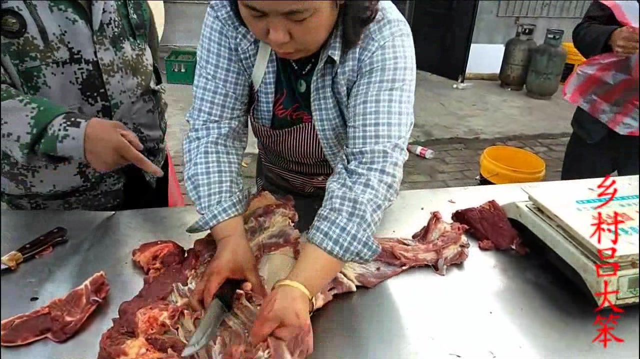 吕大笨赶集买了这么多马肉,这玩意啥味的,好吃吗?你吃过吗?