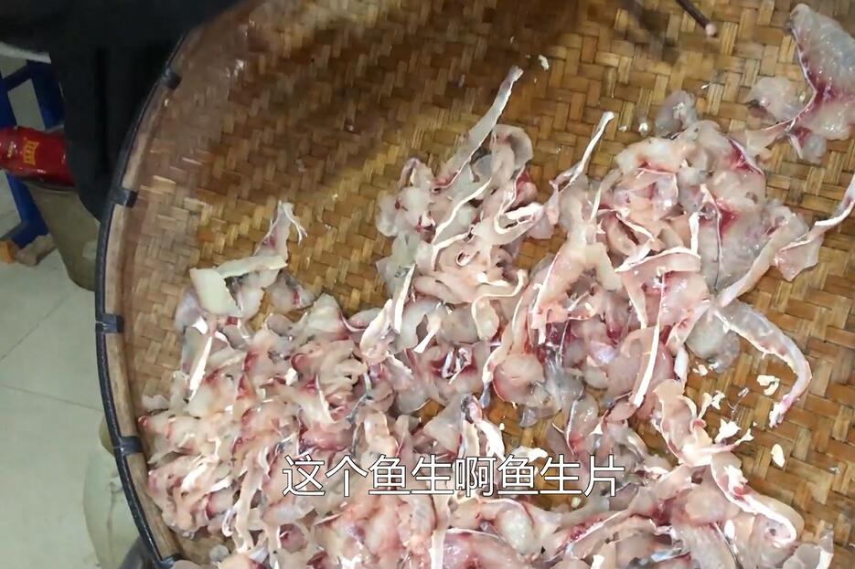 侗族家庭聚会必备美食,鱼腥草凉拌生鱼片,这种吃法你能接受吗?