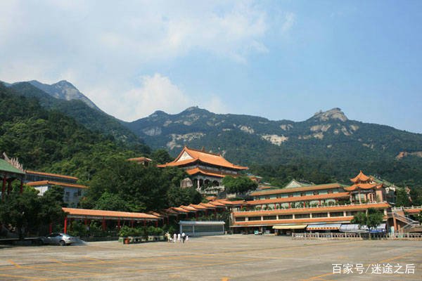 罗浮山风景区,是国家AAAAA级景区 。它位于广东东江之滨,离惠州市博罗县城35公里,与增城、龙门两县接壤。 方圆260平方公里,共有大小山峰432座、飞瀑名泉980处、洞天奇景18处、石室幽岩72个,山势雄伟壮丽,自然风光旖旎。 罗浮山,素有岭南第一山之称,秦汉以来号称仙山,史学家司马迁把罗浮山比作"粤岳",是中国十大名山之一。它又是中国道教名山,道教称它为第七洞天,第三十四福地。 与南海县境内的西樵山并称为南粤二樵, 故它又有东樵山之称。是中国的"国家重点风景名胜区"和避暑胜地,被誉为