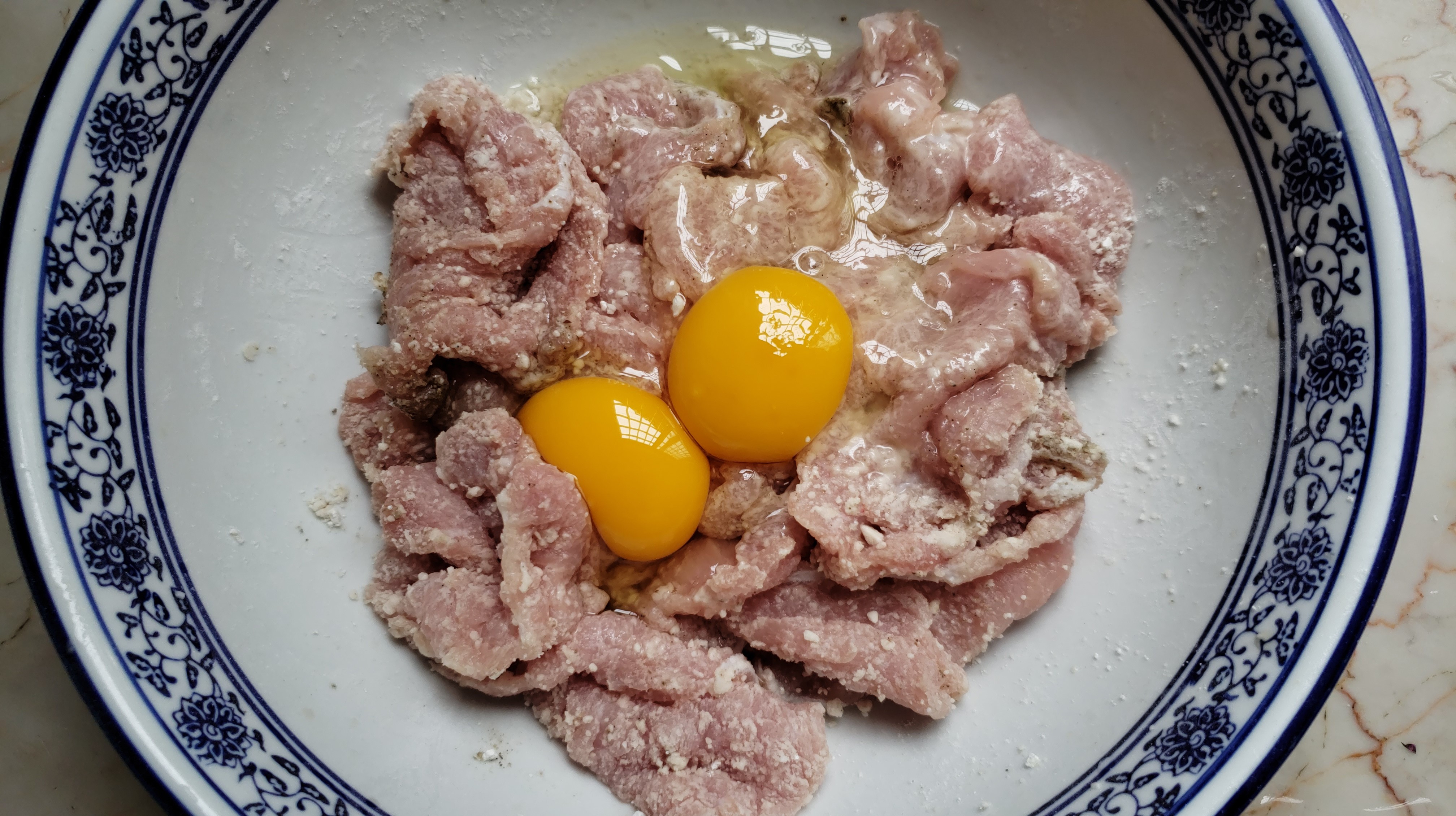 往猪肉里打两个鸡蛋,这种做法真的是太好吃了,香浓过瘾,流口水