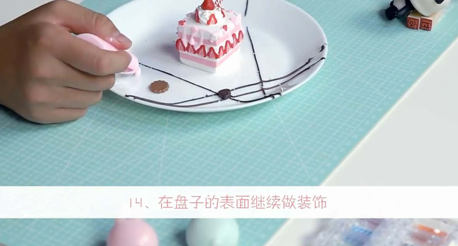 用粘土就能做出美味的草莓千层小蛋糕呦,快来学吧