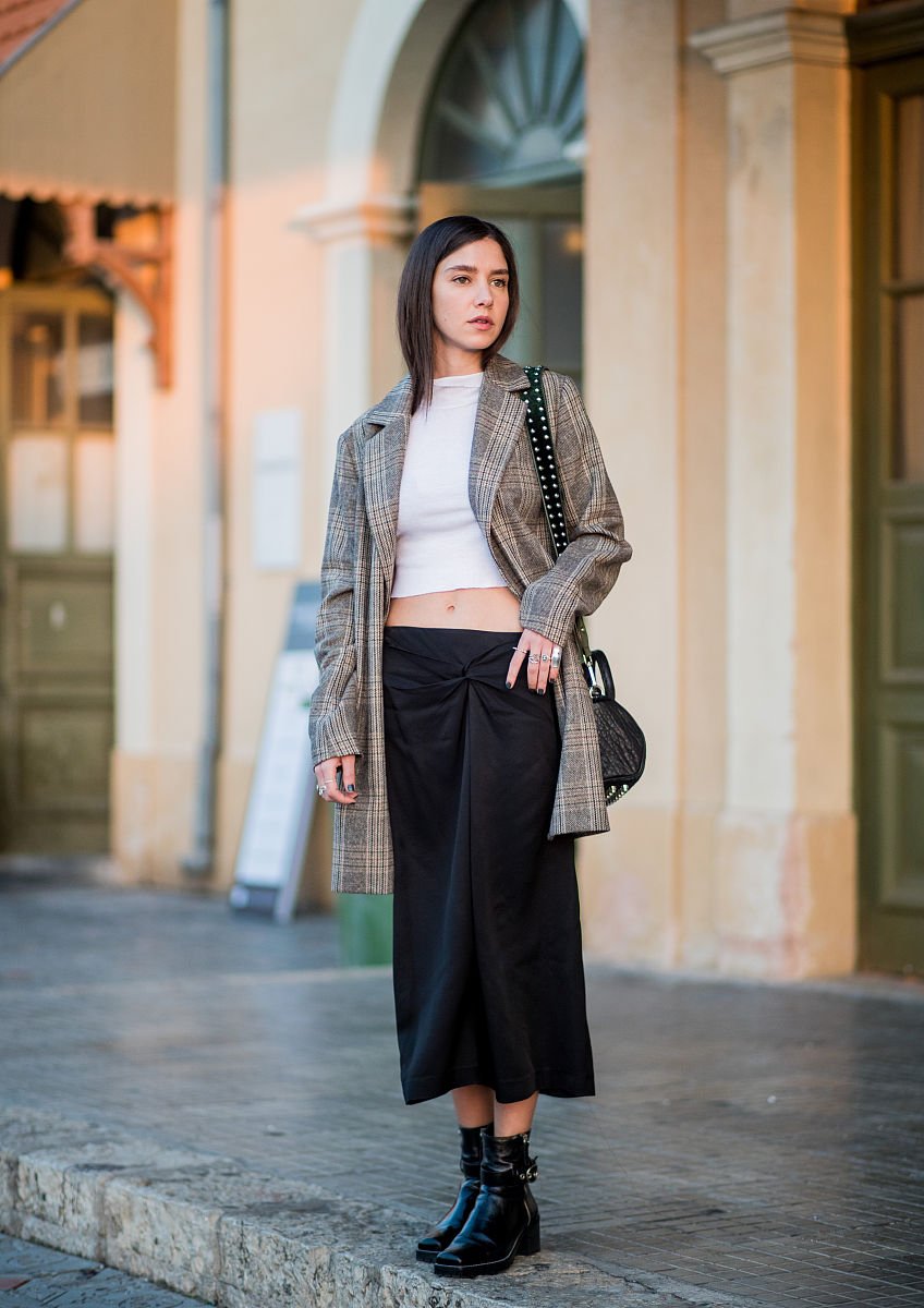 帮我撰写一篇秋季时尚穿搭文案以描述服饰时尚细节为主题。服装类型：经典黑白条纹翻领整洁上衣、花型大片翻领黄色打底的格纹宽松连衣裙、复古花纹时尚裙子穿搭