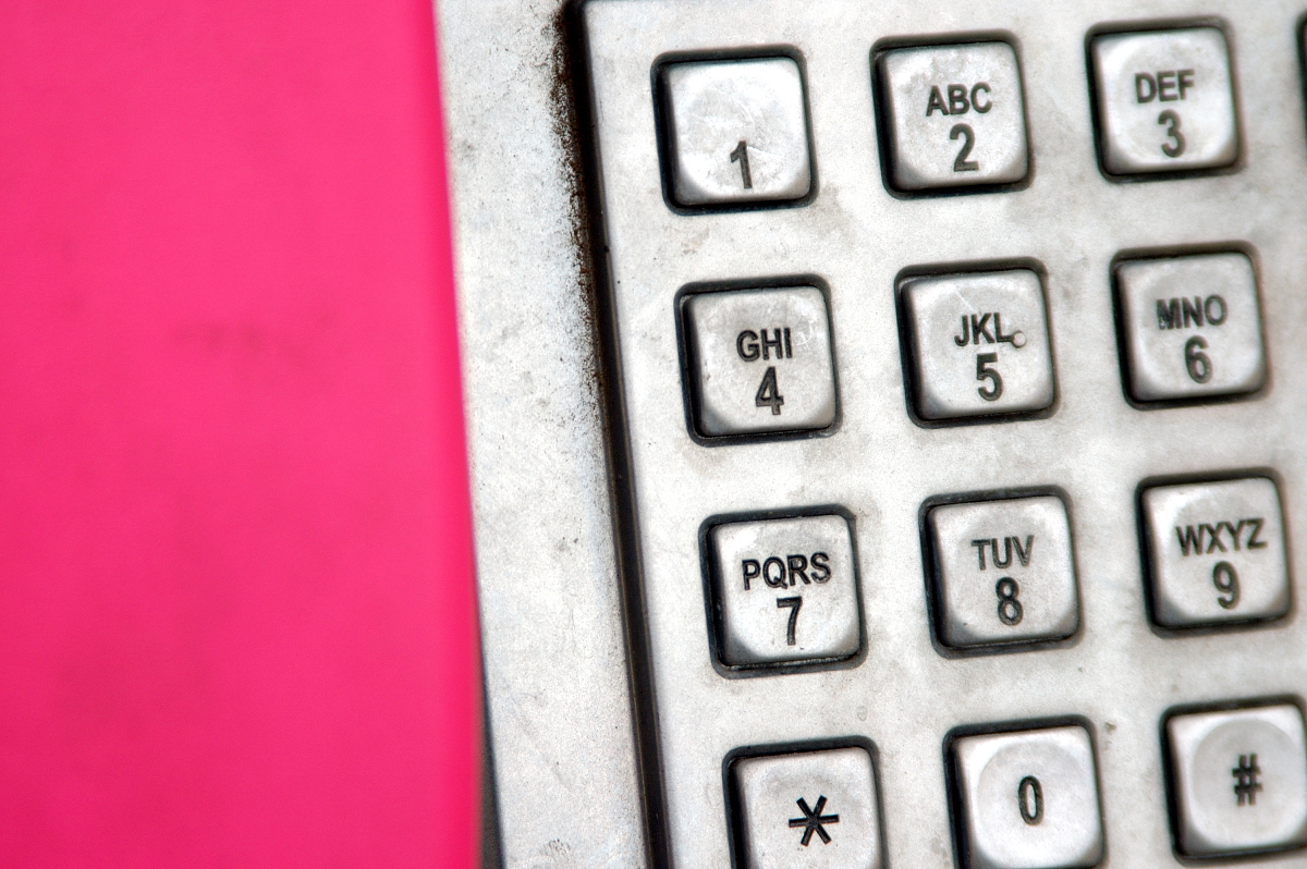 图在数字键盘上 1~9这九个数字构成一个3×3的方阵 在这个方阵中选取这一行一列或对角线 按照从某个端点到另一个端点 然后返回起始位置的顺序 逐个写出所遇到的数字 所得到的一个六位数称为键盘数 例如中间一行 并选择从左侧开始 首先从左到右一直由456在从右向左回到最初位置 数字出现的顺序是654 所得到的键盘数就是456654 证明每个键盘数都可以被37整除