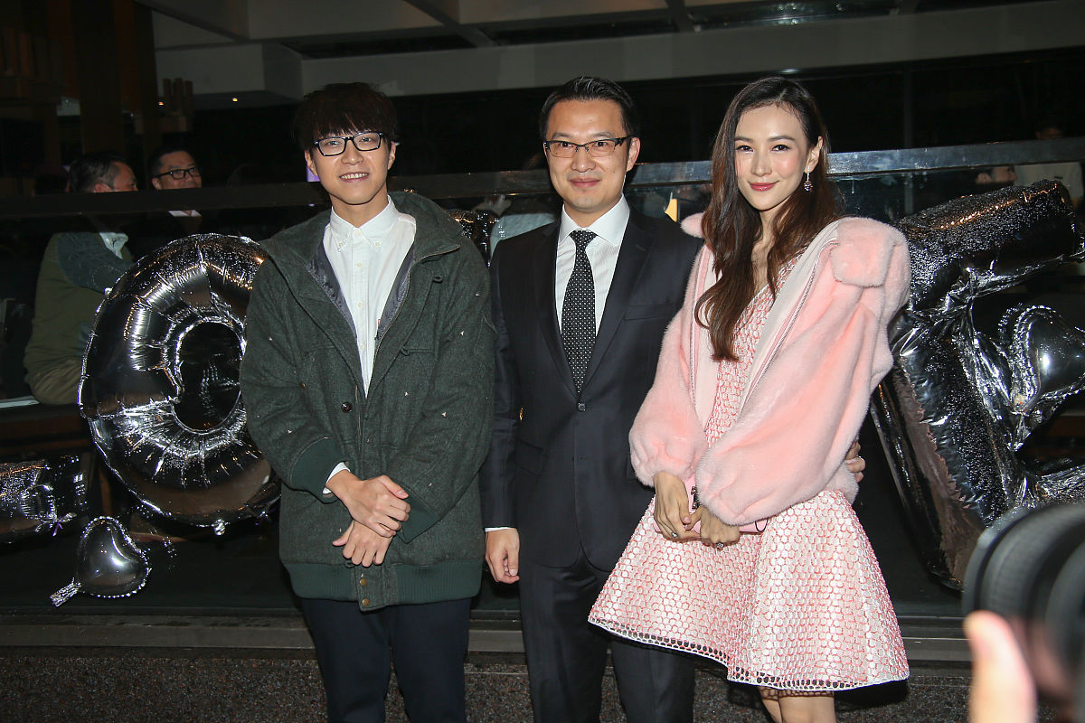 2016年1月2日,香港,星娱乐唱片公司高层tommy与亚视前女艺人黄美芬在