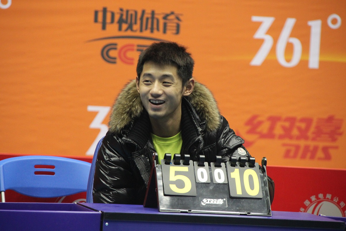 根据下面内容洗稿重新写一篇全新文章近日乒乓球奥运冠军张继科因借钱欠债及传播女演员隐私视频的传闻成为网络上热议的人物对此张继科工作室两次发文予以否认。不过随着事件的持续发酵张继科代言的各个品牌已陆续开始与其撇清关系。除了张继科不少体坛明星也曾深陷赌博漩涡。羽坛新星参与赌球被罚禁赛2021年中国羽毛球协会在官网发布公告称运动员朱俊豪、张滨榕在2019年的国际比赛中违反了世界羽联《反赌球及操纵比赛结果法